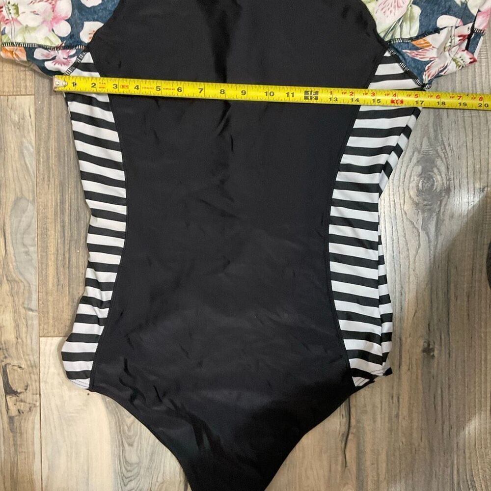 One piece swimsuit women’s size XL, floral, black and white stripes zip closure - Picture 8 of 8